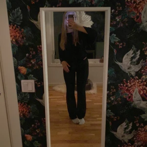 Tröja - Säljer denna jättegulliga tröjan med vida och lite kortare armar💓hade lite svårt att få till bilder på den så skriv privat för fler💓