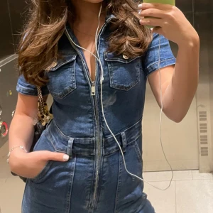 Stradivarius jumpsuit jeans - Stradivarius jumpsuit i jeansmaterial. Använd 2 gånger, lite seg dragkedja. Originalpris 559kr. 