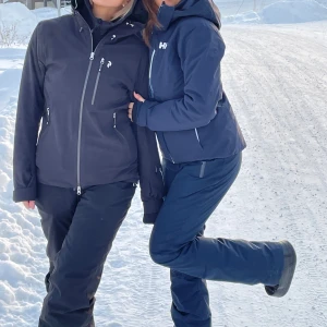 Skidbyxor - Supersnygga helly hansen skidbyxor i marinblå. Modellen heter legendary insulated pant. Köptes förra året och använda en vinter. Väldigt fint skick. Skriv för fler bilder🥰