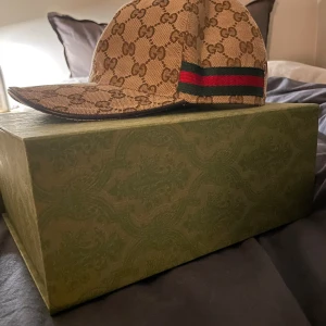 Gucci keps  - Gucci keps som är köpt för ungefär 2 månader sen och bara använd ett fåtal gånger, ny pris på dessa ligger på 4600 men mitt pris 4000 efter som den nästan är helt ny👍 är öppen för byten, bara att skriv vid funderingar😊
