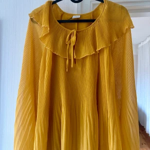 Blus - Gul blus från Ginatricot i storlek 34. Passar mig som i vanliga fall har storlek 36/38. Ballongärm. 