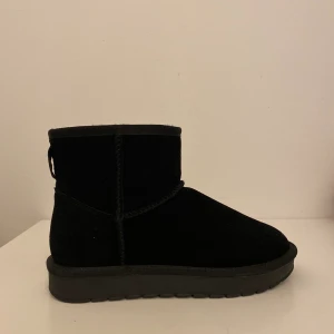 Oanvända varmfodrade svarta ”uggs” - Helt oanvända fake uggs i storlek 37