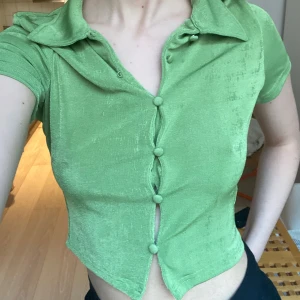 Grön topp  - Grön topp med knappar. Superfin men ej kommit till användning :(