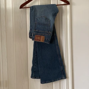 Lågmidjade utsvängda jeans - Lågmidjade utsvängda jeans! Passar bra på mig som har xs och är 157, kan också passa någon som är 160-163. Midjemåttet är 68 cm och innerbenslängden 75 cm