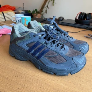 Adidas Sneakers - Size 40.5/25.5cm sole.  In good condition, worn about 4 times and recently cleaned. Super comfortable and the perfect everyday sneaker.  I paid about 115€, only selling cause I got another pair in a different color. 