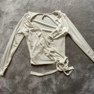 Vit tröja - En vit tröja som man knyter