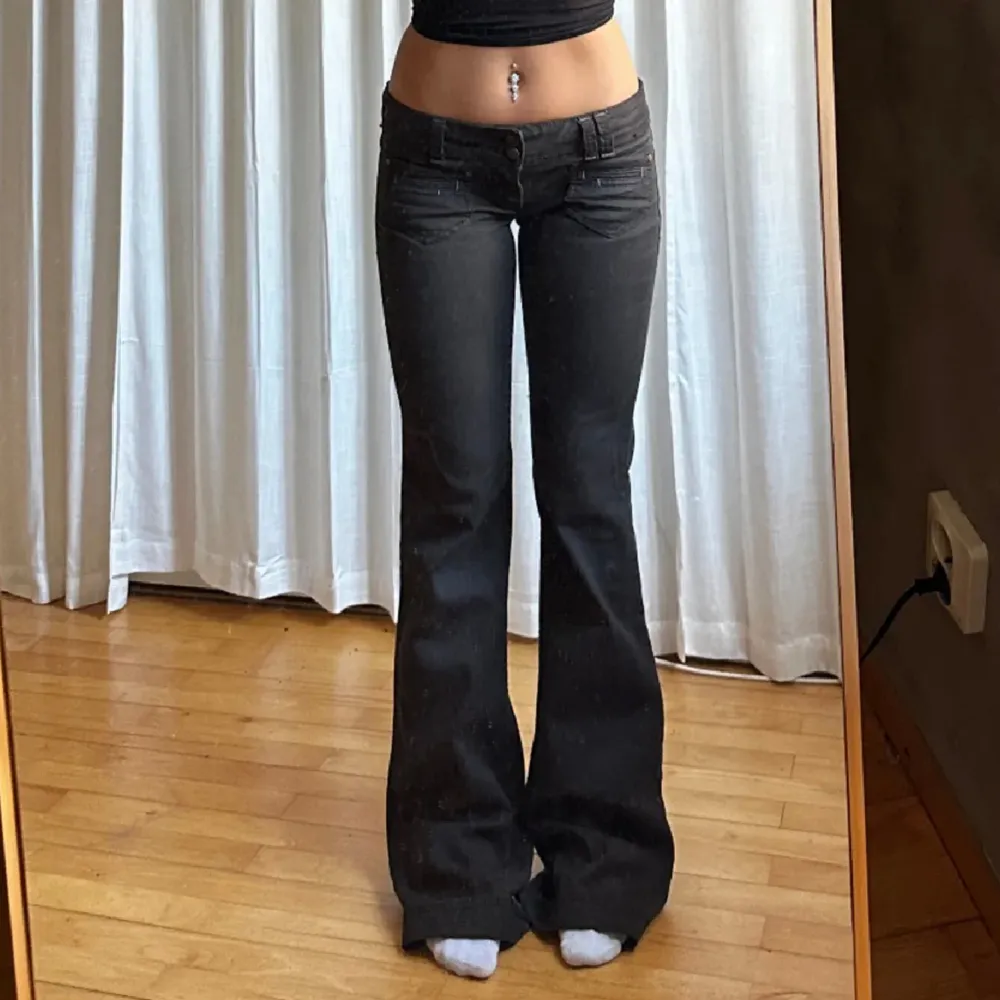 Fina vintage jeans, hör av dig för frågor 🙂 42cm midja  88cm Innerbenslängden . Jeans & Byxor.