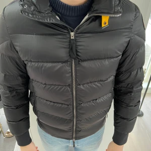 Parajumper jacka herr (pharrell) - Säljer denna jacka från parajumper. Använd 2 vintrar men i bra skick. Finns en liten reva uppe vid axeln men inget som syns vid användning (se bild). Nypris ca 6000. Pris diskuteras vid snabb affär. #herr #jacka #jacket #parajumper #trend #secondhand