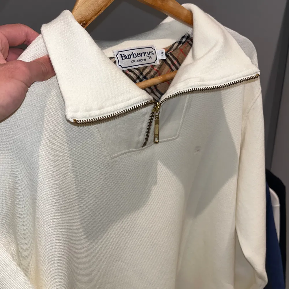 Burberry half zip tröja i färgen beige, storlek M. I skick 9/10 nästan aldrig använd. Köpt för 8000kr. Skriv gärna om ni är intresserade🤩. Hoodies.