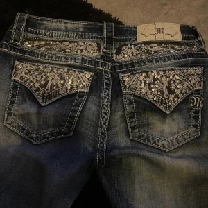 Bootcut Miss Me jeans - Säljer dessa miss me jeans, buda!! dom är i storlek w26 och dom är bootcut men har klippt av så dom passar mig på längden som är 170. obs! fläckar på ena benet! Kom privat för fler frågor💗
