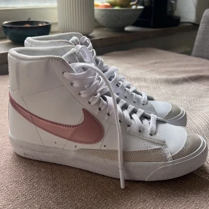 Nike skor - Helt nya Nike Blazers, aldrig använda.  För små för min dotter så säljer nu.  Köpta för er tag sen men har bara stått i garderoben. Nypris 1200:-