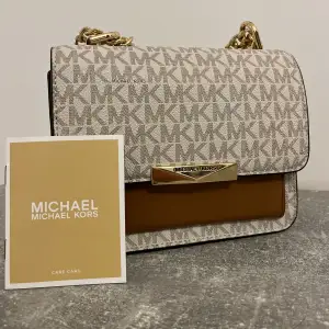 Exklusiv Michael Kors-väska i nyskick! (Äkta) Använts endast en gång och sedan varsamt förvarad. En superfin väska och ett perfekt tillägg till varje garderob!!