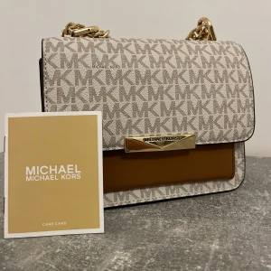 Väska  - Exklusiv Michael Kors-väska i nyskick! (Äkta) Använts endast en gång och sedan varsamt förvarad. En superfin väska och ett perfekt tillägg till varje garderob!!