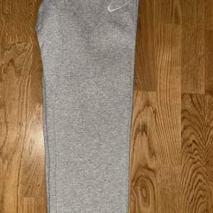 Hej! Ett par bekväma baggy nike sweatpants till salu! Bra till gymmet. De är i storlek S men är väldigt små runt midjan så passar XS. Hör av dig vid frågor. Kan gå ner i pris vid snabb affär! 