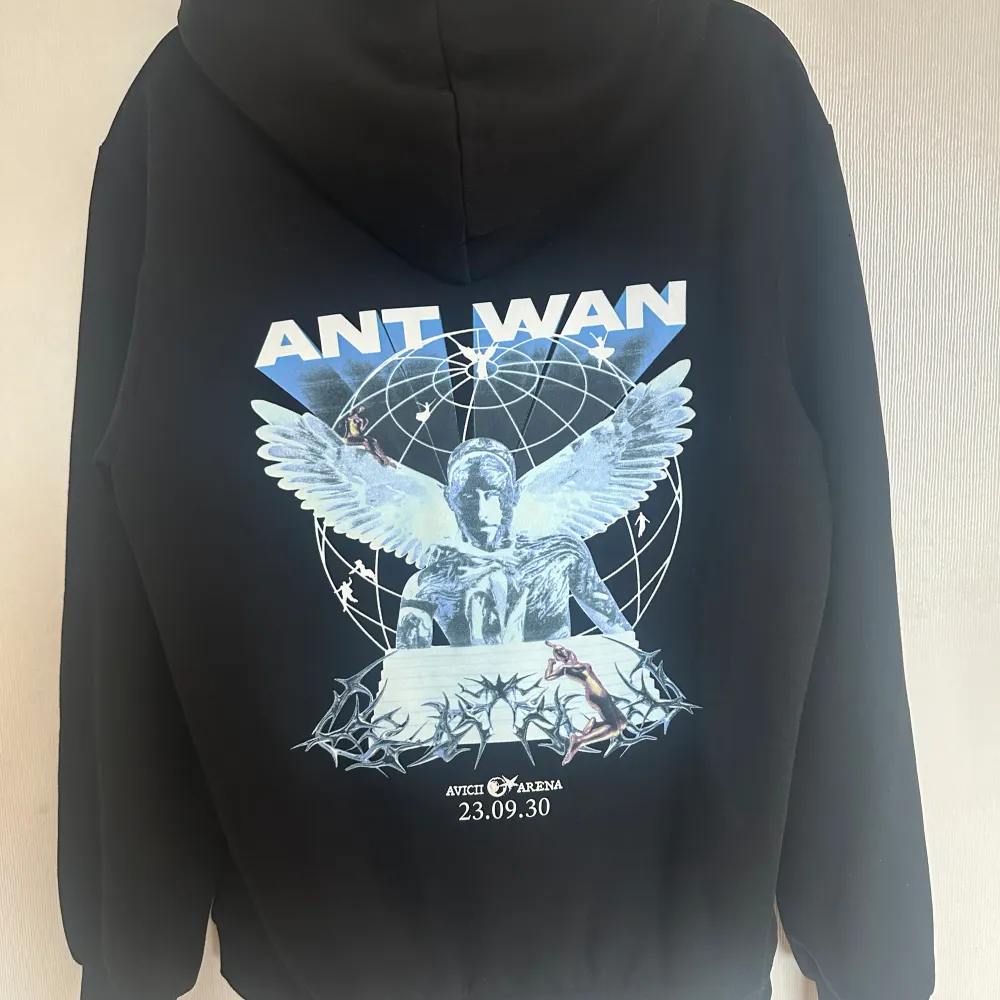 Säljer min fina Antwan hoodie som jag köpte på hans konsert förra året eftersom att den inte kommer till användning! Endast använd under konserten. Pris kan diskuteras!💗. Hoodies.