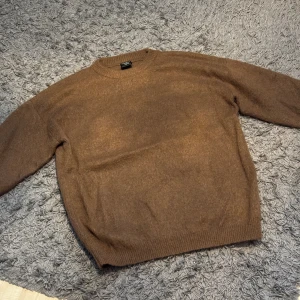 Stickad tröja brun - Brun stickad tröja, använd en gång.  Säljer då den inte passade mig