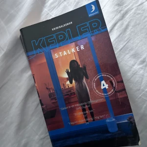 Stalker  - Stalker är en bok som verkligen ger dig rysningar och överraskar dig! Om du gillar tilllexempel Beck eller Johan Falk kommer du älska denna! Boken är i bra skick! 