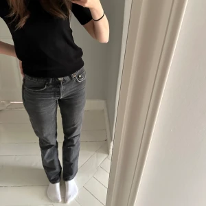 Gråsvarta jeans  - Säljer dessa super snygga midwaist gråsvarta jeansen från Zara 