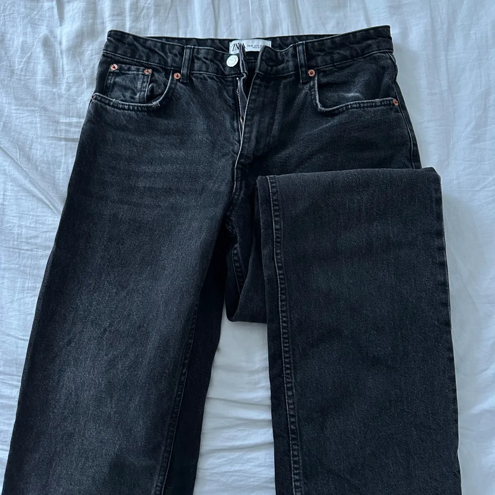 Raka jeans från zara med mellanhög midja i en mörkgrå-svart färg . Jeans & Byxor.