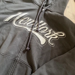 hoodie  - lägger upp igen för att se hur mycket frakten blir o så💕