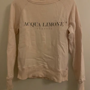 Acqua limone Tröja - Aqcua limone tröja🍋 (Färg: Baby rosa🌸) som tyvärr inte kommer till användning längre! Stl: Xxs men passar även S (stor i storlek) !!😊 nypriset:1099 säljer för: 500