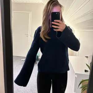 Superfin marinblå stickad tröja från h&m i storlek M. Säljes då den inte längre kommer till användning. Hör av dig vid frågor!💗