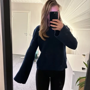 Marinblå stickad tröja - Superfin marinblå stickad tröja från h&m i storlek M. Säljes då den inte längre kommer till användning. Hör av dig vid frågor!💗