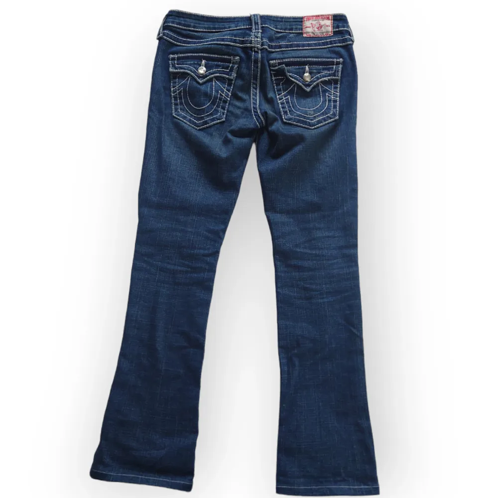 Lågmidjade darkwash straight leg True Religion jeans. Dessa är väldigt unika då de har kristaller istället för knappar och tillverkas inte längre. Fråga gärna om fler bilder❤️Midja: 42cm, höfter: 46cm, innerben: 77cm, benöppning 18cm (passar st 34-36). Jeans & Byxor.