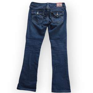 Lågmidjade darkwash straight leg True Religion jeans. Dessa är väldigt unika då de har kristaller istället för knappar och tillverkas inte längre. Fråga gärna om fler bilder❤️Midja: 42cm, höfter: 46cm, innerben: 77cm, benöppning 18cm (passar st 34-36)