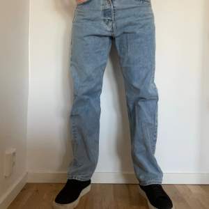 Ljusblåa jeans från weekday! Jag är ca 180cm och väger 80kg!