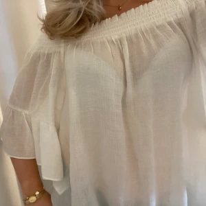 Sommartopp  - Supersöt somrig topp som är helt ny, köpt från HM! Den är lite genomskinlig men har man ett beiget linne under är det inget som syns! Säljer då jag har flera liknande toppar💗