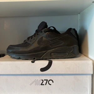 Nike air Max 90 - Hej! Jag säljer dessa skor då de inte längre kommer till användning. Köpte dessa på footish och tappat bort kvittot och boxen därav priset.