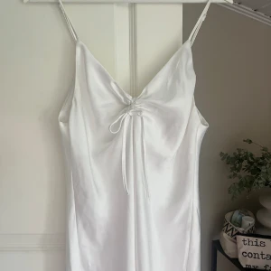 Satin klänning - Jättefin satin klänning ifrån Bik bok i storlek M. Knappt använd🫶🏼