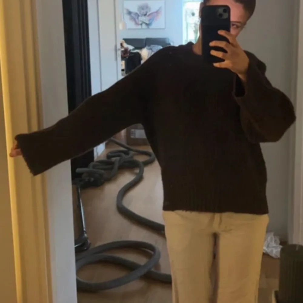 Jätte snygg stickad tröja med vida armar. Använd 1-2 gånger. Jag har vanligt vis s men passar bra på mig. . Neuleet.