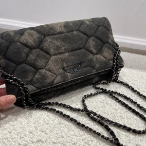 Väska Zadig & Voltaire - Camomöstrad väska från Zadig med lång och kortare axelrem. Bra skick men har tappat lite färg på remmar.