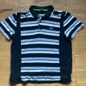 Hugo boss piké  - Normal i passform, så gott som ny skick inga märkbara skador