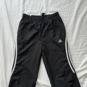 adidas träningsbyxor (barn) - strl 140, midjemåttet är 28-38cm (stretchig) & innerbennet är 62cm. pris går att diskuteras. 