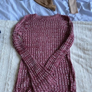 Röd/vit tröja  - En röd vit tröja den passar någon med lite längre överkropp då den är ganska lång men super skön och fin. Den har även lite utsvängda armar!