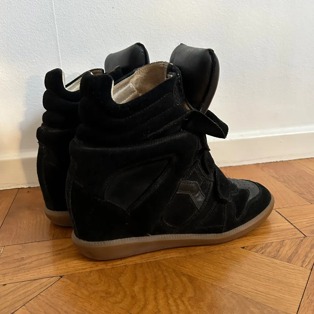 Jättefina Bekett Suede skor från Isabel Marant i svart. Fint skick. Två små skav på baksidan (se bild) 💕. Skor.