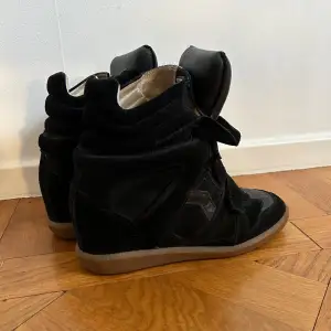 Jättefina Bekett Suede skor från Isabel Marant i svart. Fint skick. Två små skav på baksidan (se bild) 💕