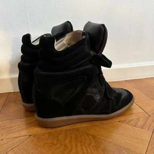 Isabel marant skor - Jättefina Bekett Suede skor från Isabel Marant i svart. Fint skick. Två små skav på baksidan (se bild) 💕