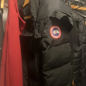 Canada gozze wyndham - Använd en säsong, är i storlek medium dessutom så är det en äkta vara. Päls finns med.