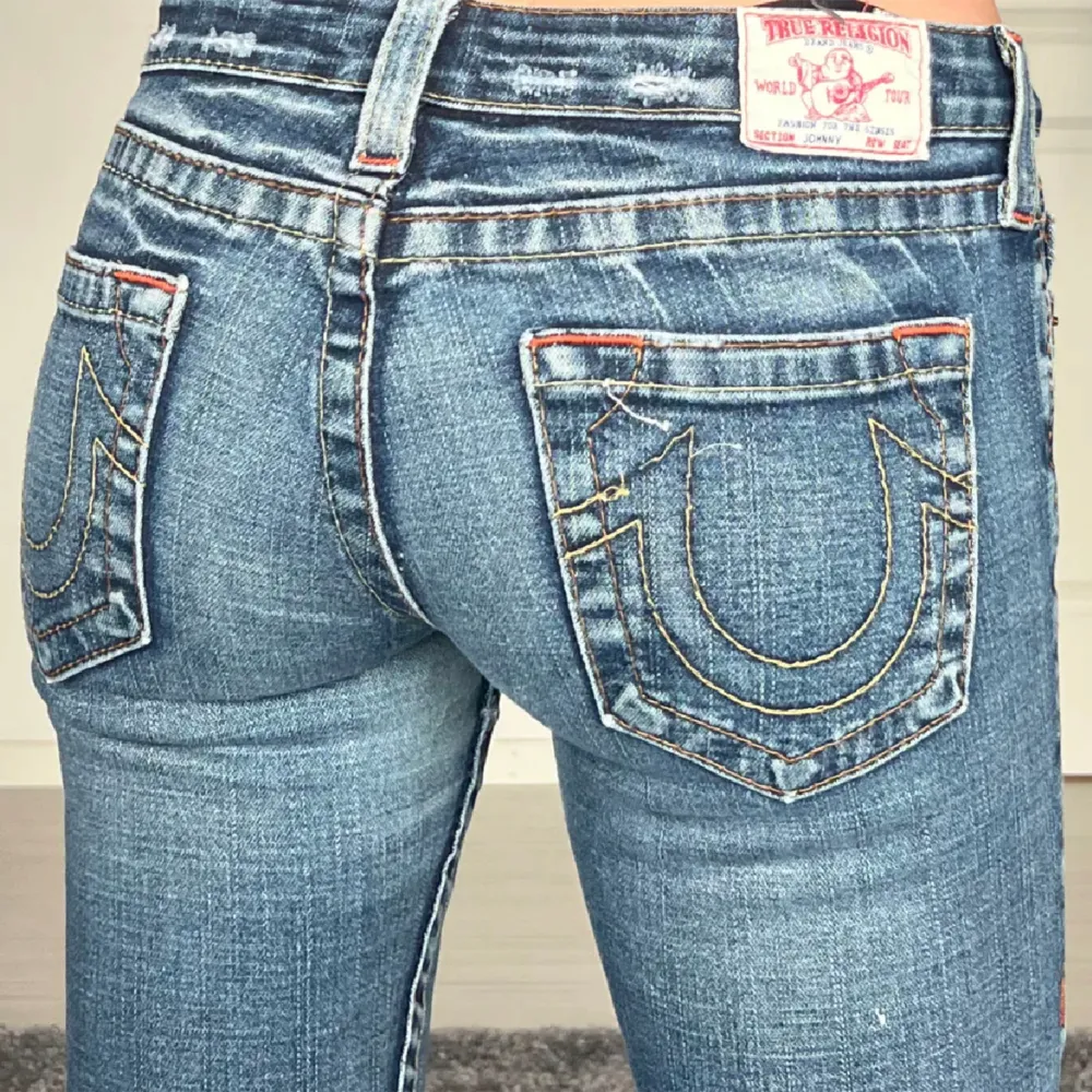 Perfekta true religon jeans! Säljer då dem va för korta för mig! Innerbenslängd 69, mått tvärsöver 37 cm. Bild 1 och 2  lånade av tidigare ägare med tillåtelse💕. Jeans & Byxor.