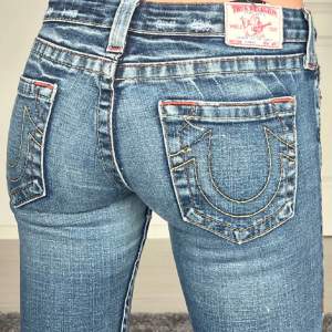 Perfekta true religon jeans! Säljer då dem va för korta för mig! Innerbenslängd 69, mått tvärsöver 37 cm. Bild 1 och 2  lånade av tidigare ägare med tillåtelse💕