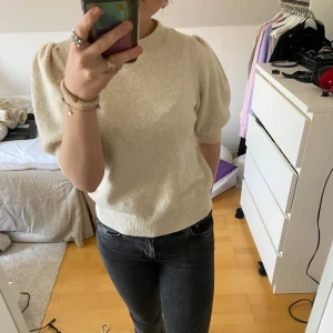 Stickad t shirt - Trendig stickad t shirt från Vero Moda. Tror inte den säljs längre