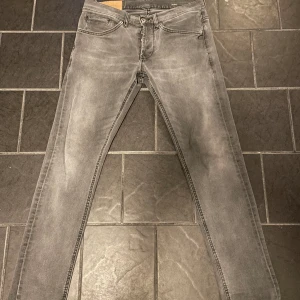Dondup George - Dondup Jeans I den populära modellen George | Storlek 32, | Fint skick, och skit sköna | Nypris 4000 | Mitt pris 899kr