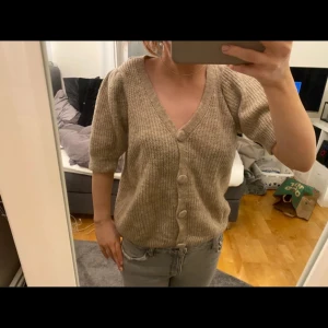 Stickad kofta  - En stickad kofta köpt från zalando från märket ICHI för 799 kr för ungefär ett år sedan! Har inte används något då det var ett spontanköp som jag ångrade några dagar efter prislappen drogs bort! Inga defekter!