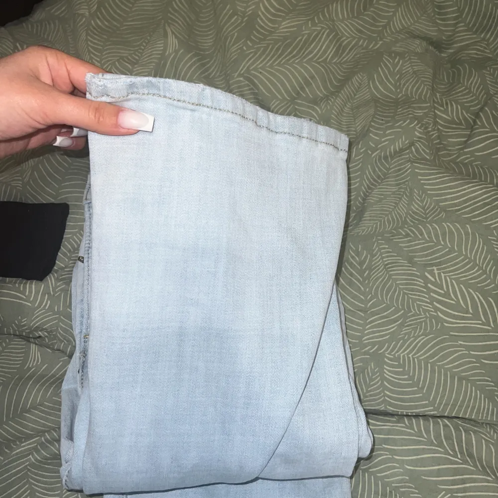 Säljer mina levi’s jeans som är köpte för inte så länge sen knappt använda helt nya knappt täcken på att de har används de är ljusljus blåa med en jätte fin utsvävning storlek 26 går knappt o hitta dessa i butik o nätet o spicellt färgen!❣️. Jeans & Byxor.
