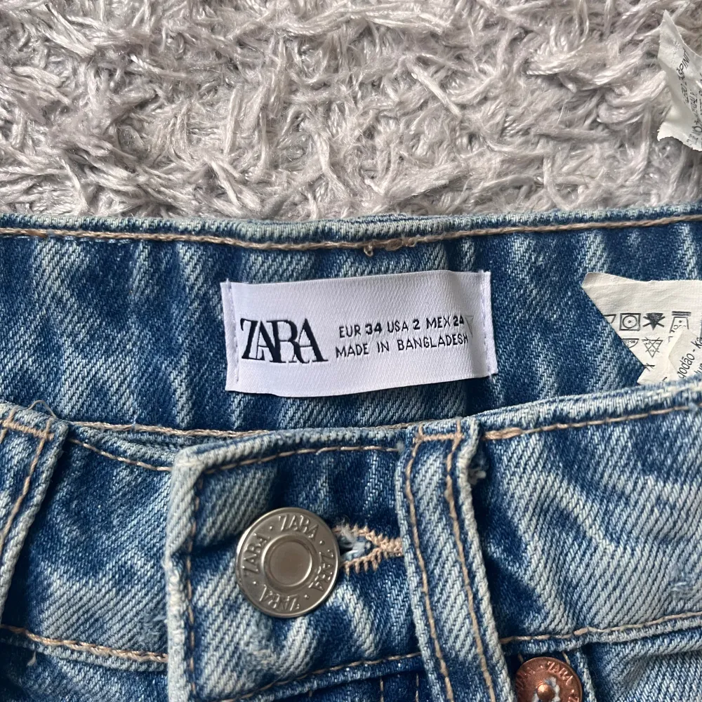 korta shorts från Zara, köpta för cirka 2 år sedan. 💗 säljer pågrund av att de är försmå för mig som har storlek 36. 💕 skriv för mer bilder 💝. Shorts.