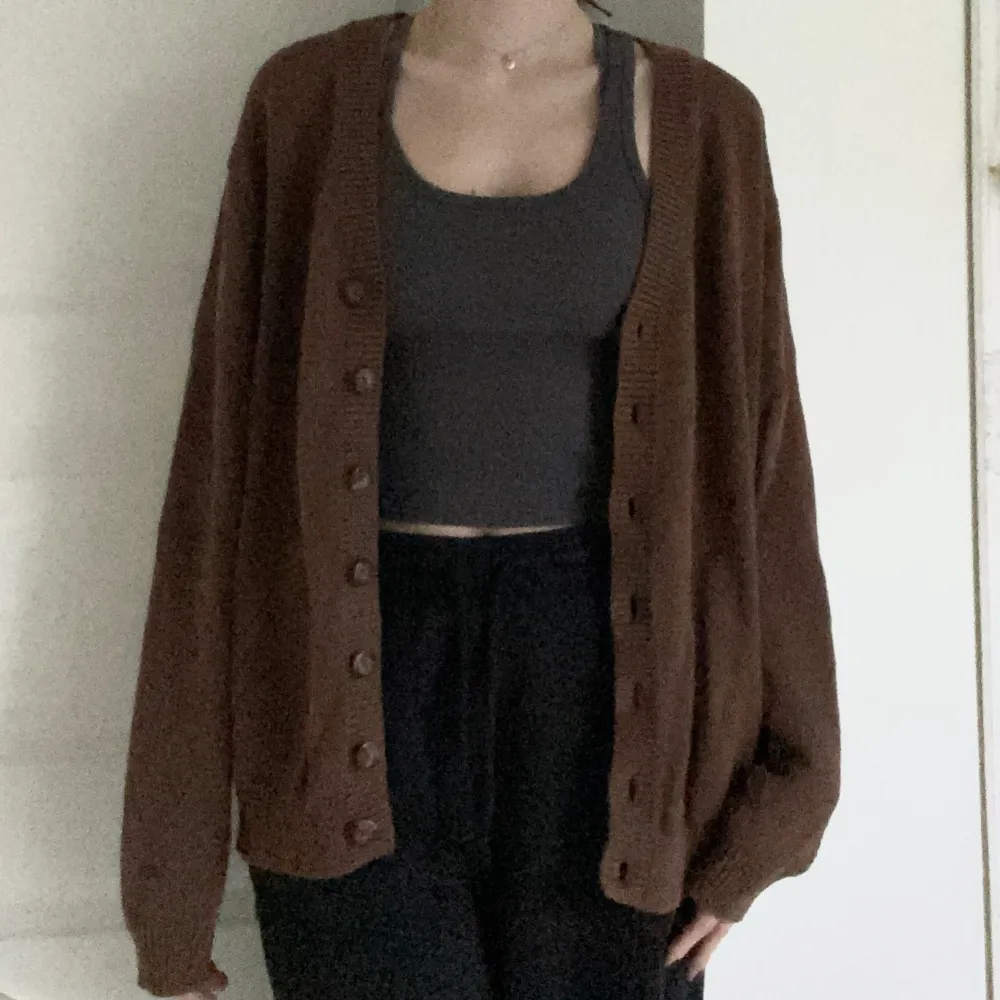 Mysig brun stickad cardigan från Brandy Melville 🤎Den är i nyskick!. Stickat.